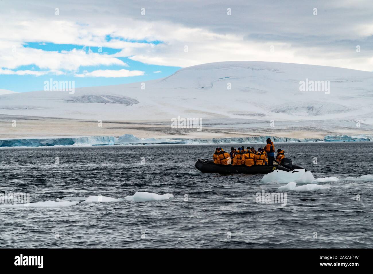 Schlauchboot mit Touristen auf Antarktis Segeln Stockfoto