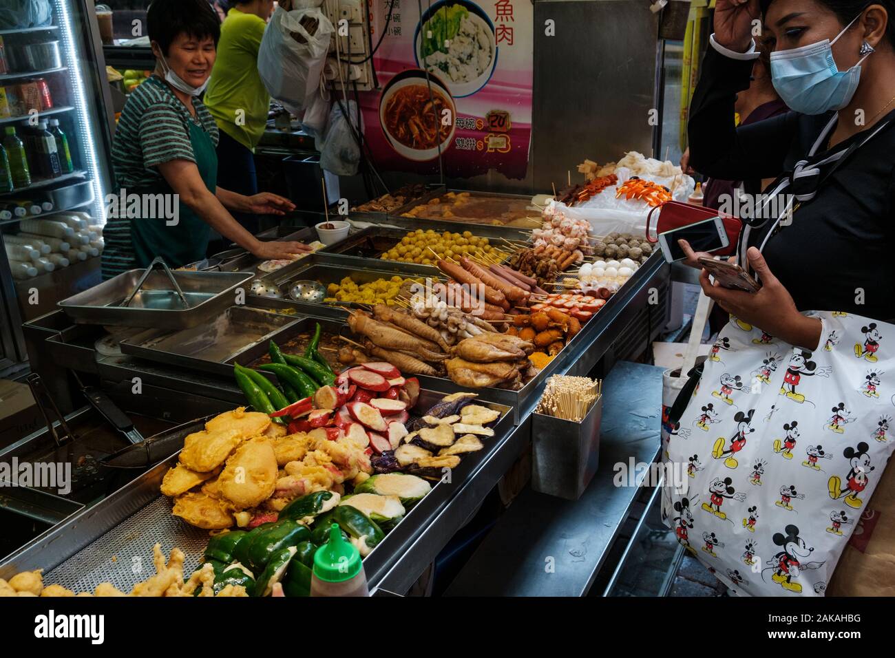 HongKong, China - November, 2019: Chinesische Street Food Markt satnd in Hongkong Stockfoto
