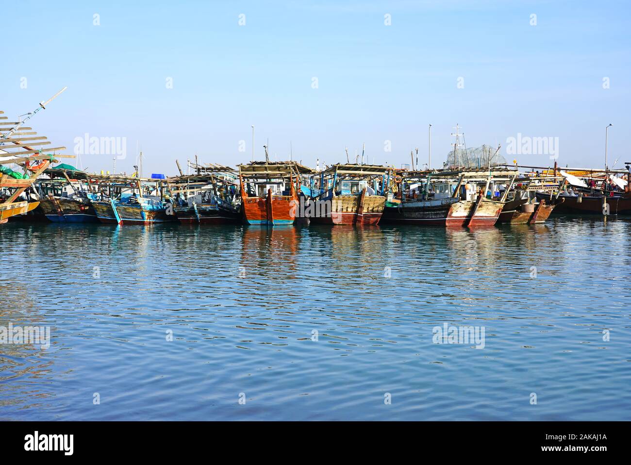 AL Khor, Qatar-12 Dez 2019 - Ansicht des Fischereihafens mit traditionellen Booten am Persischen Golf in Al Khor in der Nähe von Doha, Katar. Stockfoto