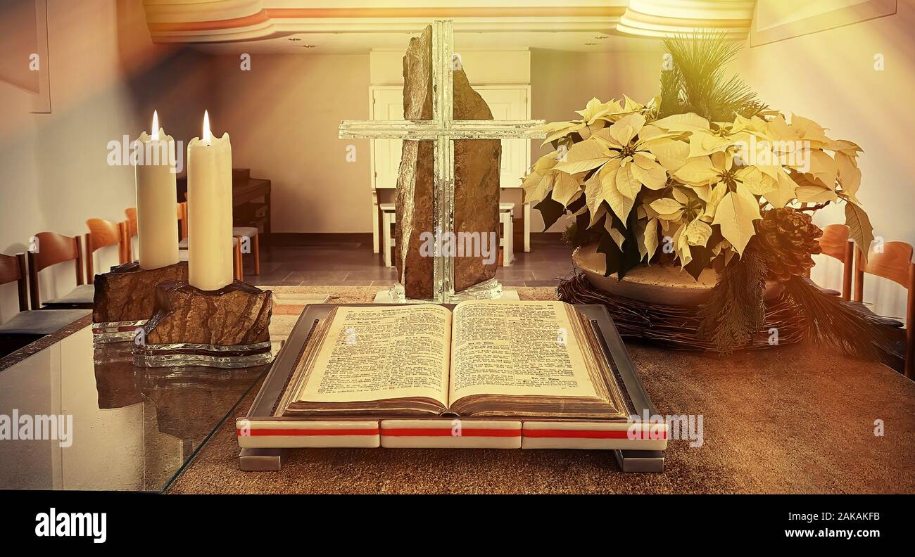 Kruzifix und deutsche Bibel im Licht Stockfoto