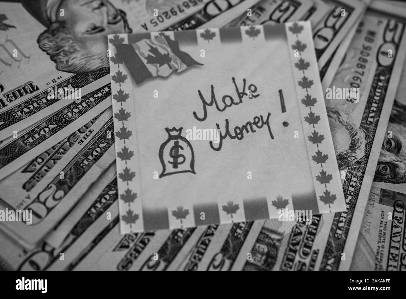 Haftnotiz auf Geld. Text Verdienen Sie Geld auf Post-it mit Kanada Flagge. Bukarest, Rumänien, 2020 Stockfoto