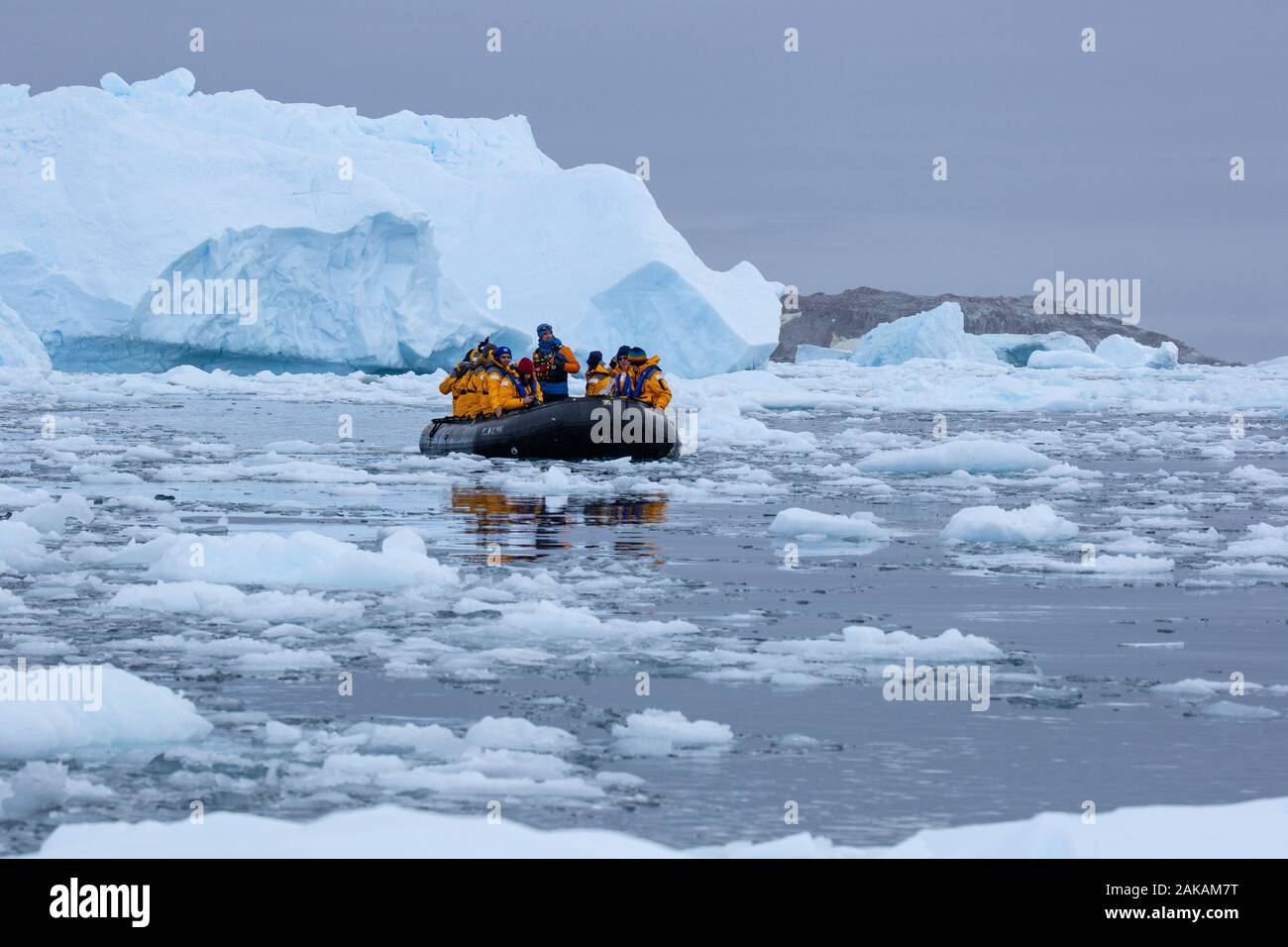 Schlauchboot mit Touristen auf Antarktis Segeln Stockfoto