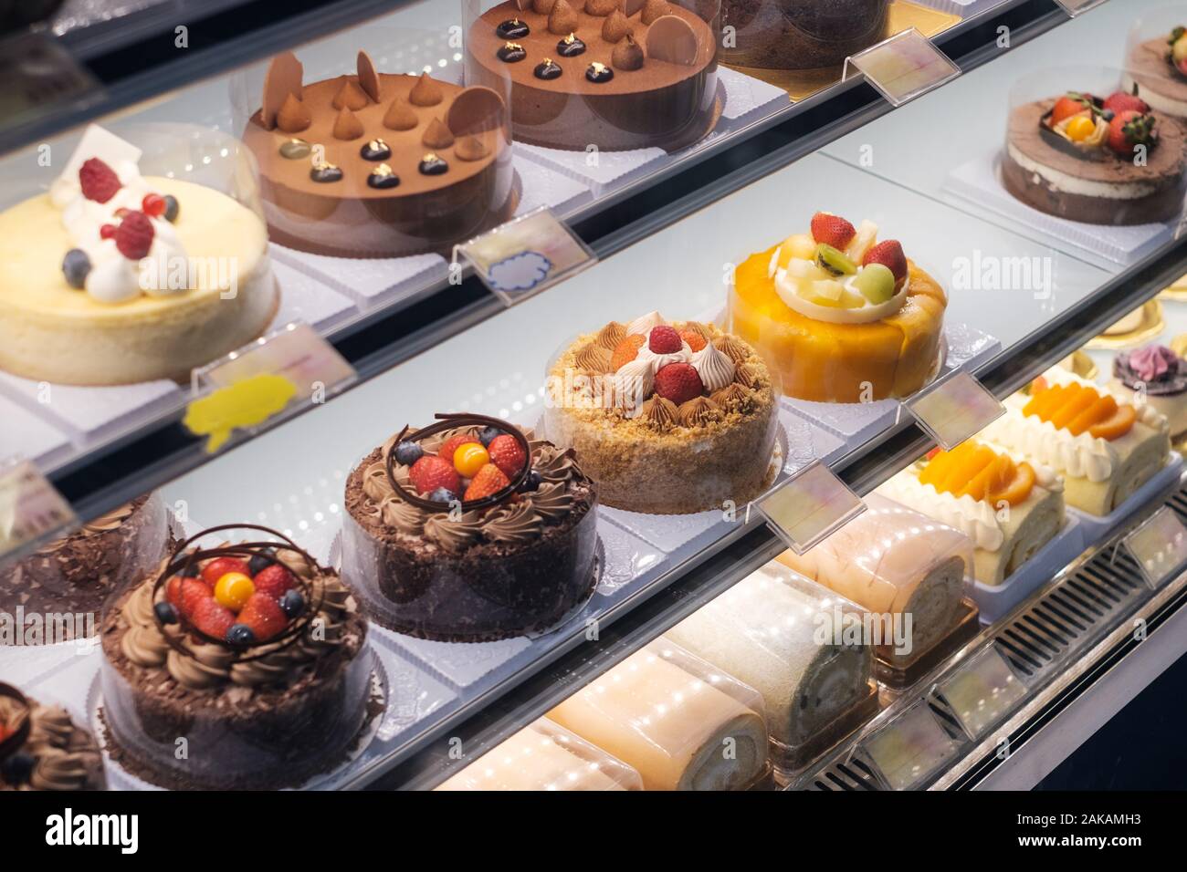 Süßigkeiten und Kuchen in Bäckerei Stockfoto