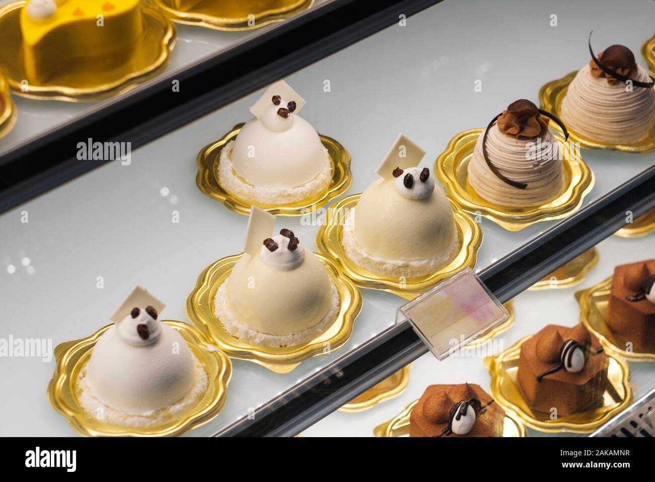 Süßigkeiten und Kuchen in Bäckerei Stockfoto