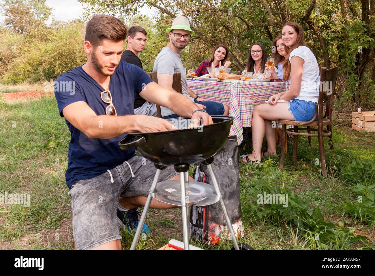 Freunde haben party Outdoor Grill vorbereitet. Leute haben Spaß beim Picknick im Garten Stockfoto