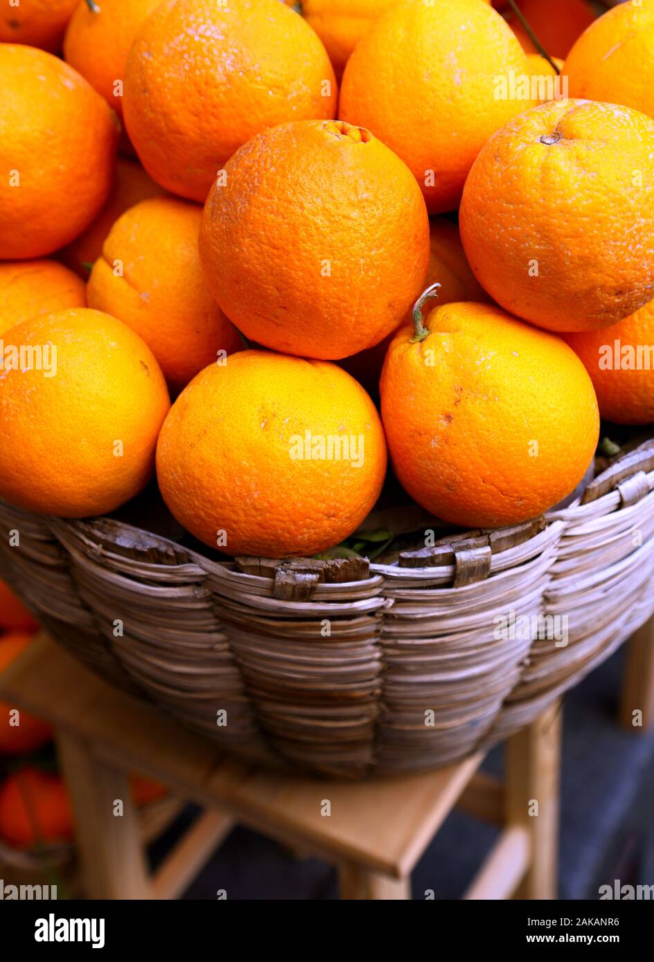 Orangen in Korb auf den Markt Stockfoto