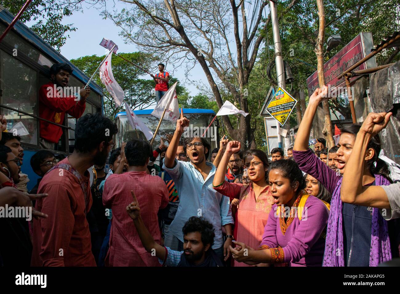 Die Demonstranten skandieren Parolen während des Streiks. Bharat Bandh (All India Streik) Anrufen, die von den verschiedenen Gewerkschaften und politischen Parteien gegen die "Antinationale" und "Anti-People "die Politik der gegenwärtigen Regierung, die eine starke Resonanz in einigen Teilen der Städte erhalten haben, zu protestieren. Einige Kongress- und CPI-Führer wurden in Polizeigewahrsam für im Rahmen der "All India Strike' in West Bengalen und Andhra Pradesh. Stockfoto