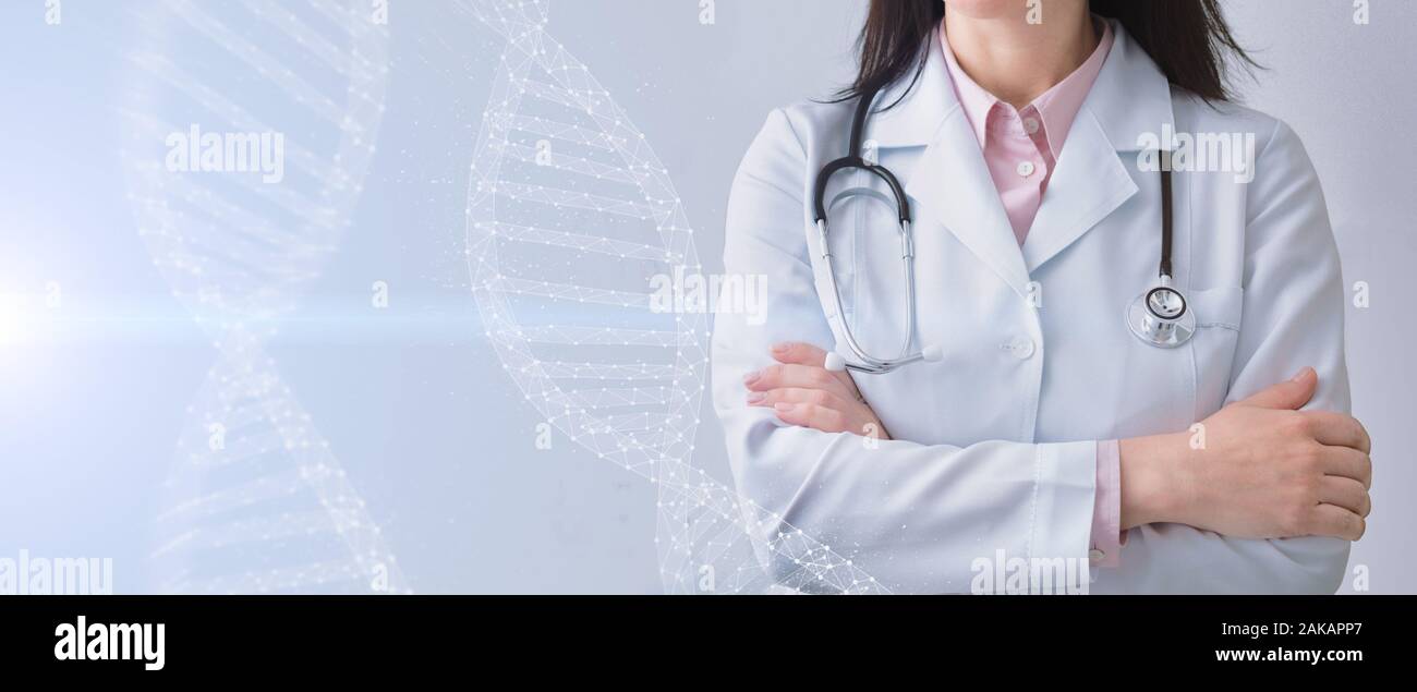 Gentechnik Konzept. Der erfolgreiche Frau Doktor posiert auf hellen Hintergrund mit DNA-Modell, Panorama mit Kopie Platz 7/8 Stockfoto