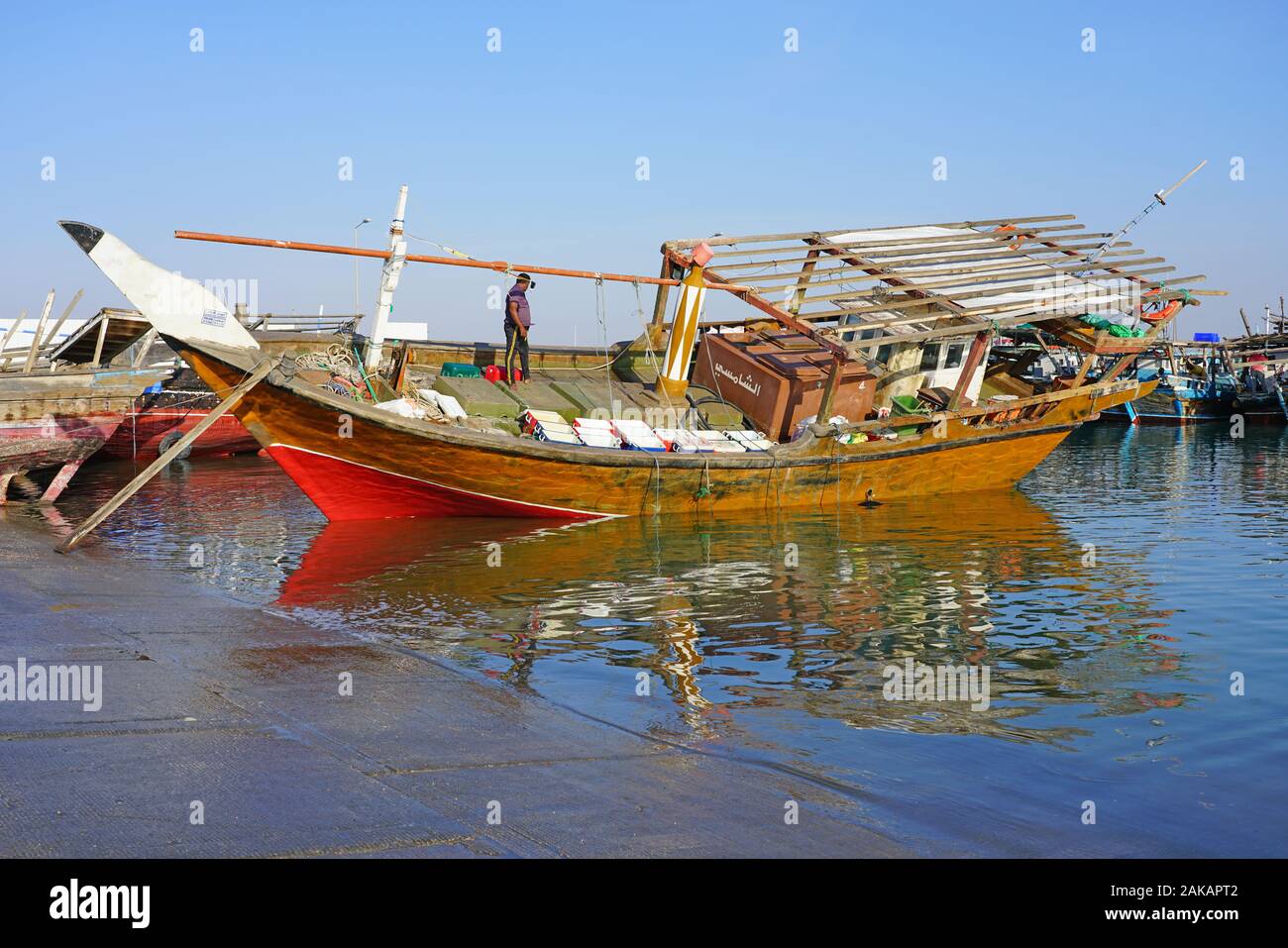 AL Khor, Qatar-12 Dez 2019 - Ansicht des Fischereihafens mit traditionellen Booten am Persischen Golf in Al Khor in der Nähe von Doha, Katar. Stockfoto