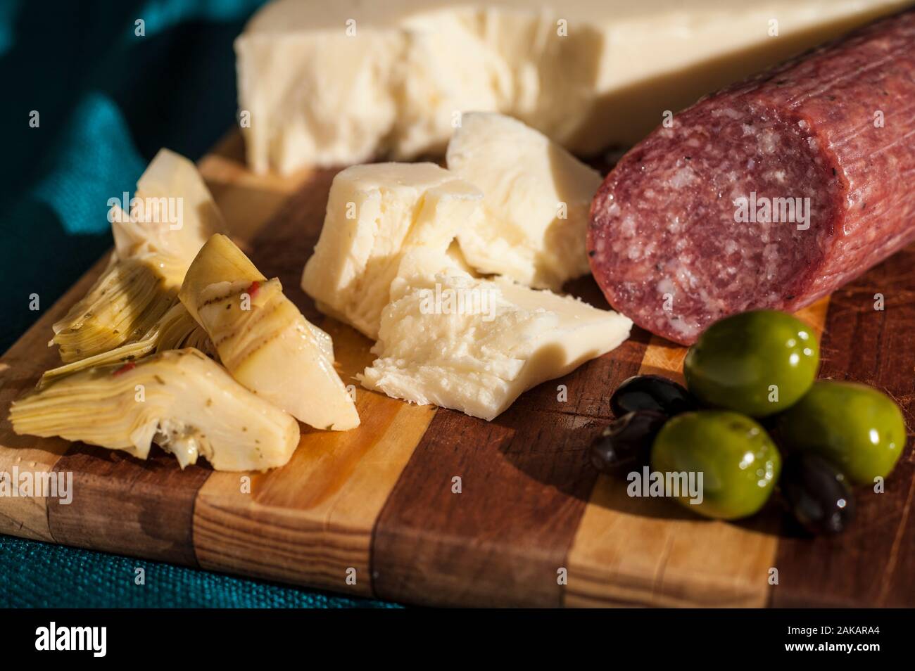 Artischocken Oliven, Salami und Käse Stockfoto