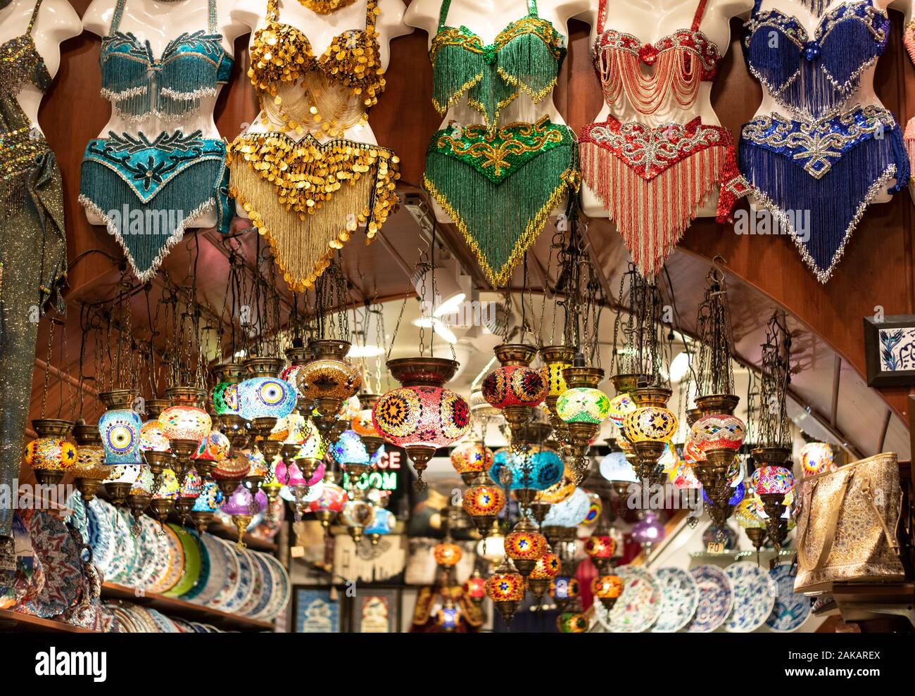 Der Shop im Großen Basar. Lämmer, die dem Muster der Bunte türkische Kultur im Inneren. Umfasst Porzellanteller und Bauchtanz Kleid. Stockfoto
