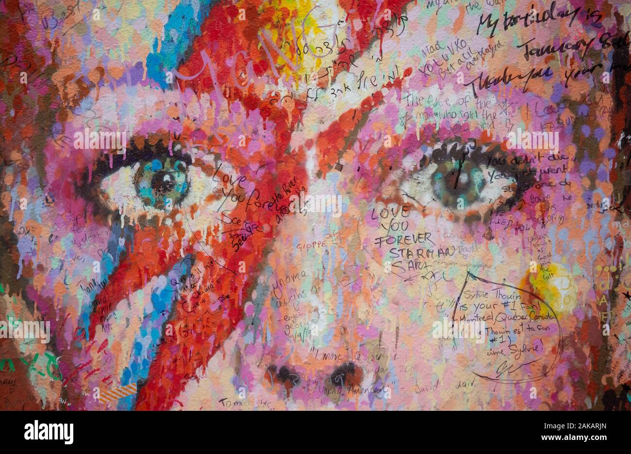 Nachrichten auf dem David Bowie Wandbild in Brixton, London geschrieben, auf das, was der Sänger 73. Geburtstag gewesen wäre. Stockfoto