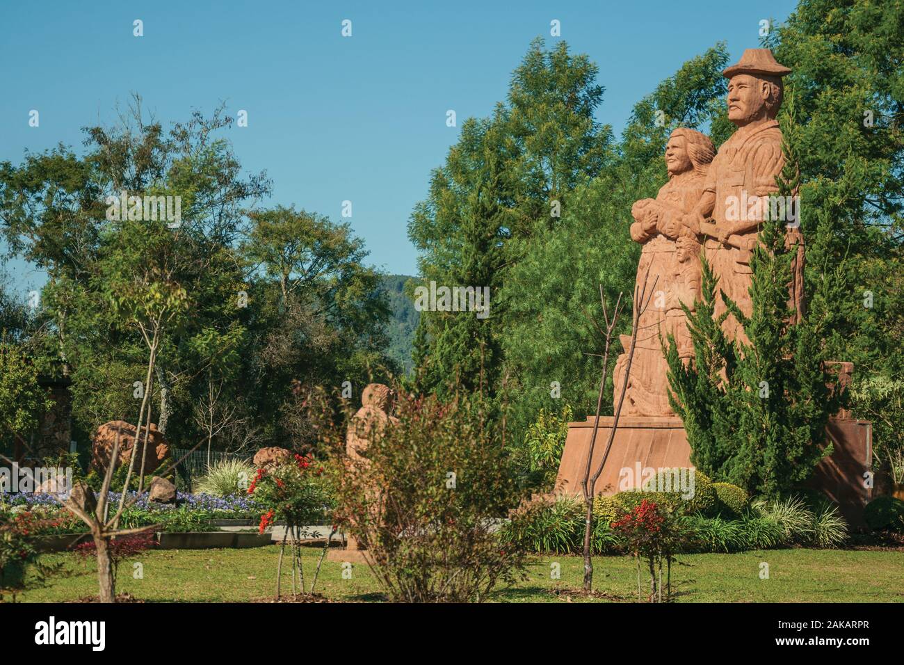 Skulptur von eingewanderten Familie im Skulpturenpark Steine der Stille in der Nähe von Nova Petrópolis. Eine Stadt, die von deutschen Einwanderern im südlichen Brasilien gegründet. Stockfoto