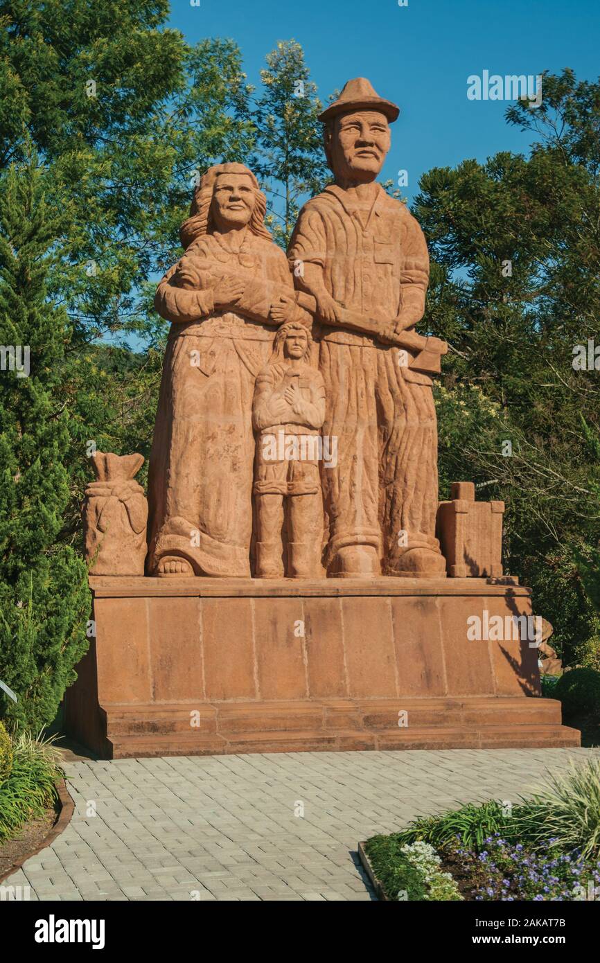 Skulptur von eingewanderten Familie im Skulpturenpark Steine der Stille in der Nähe von Nova Petrópolis. Eine Stadt, die von deutschen Einwanderern im südlichen Brasilien gegründet. Stockfoto