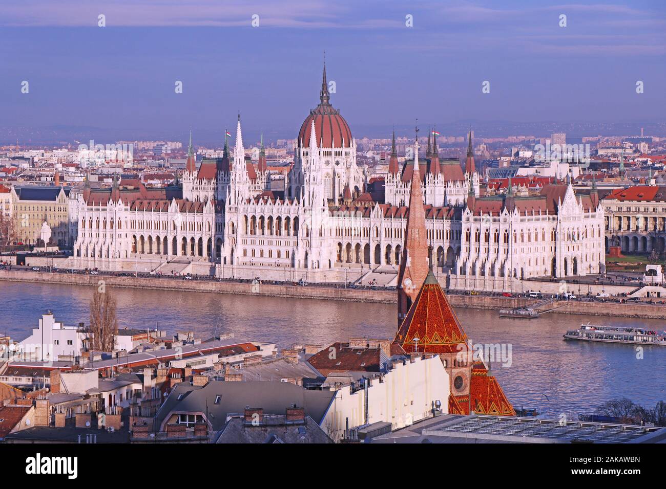 Blick auf das Bergpanorama mit Gebäude des ungarischen Parlaments an der Donau in Budapest, Ungarn. Stockfoto