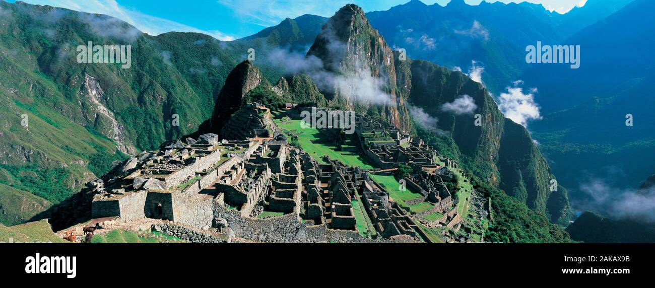 Hohe Betrachtungswinkel der Ruinen von alten Gebäuden, Inka Ruinen, Machu Picchu, Peru Stockfoto