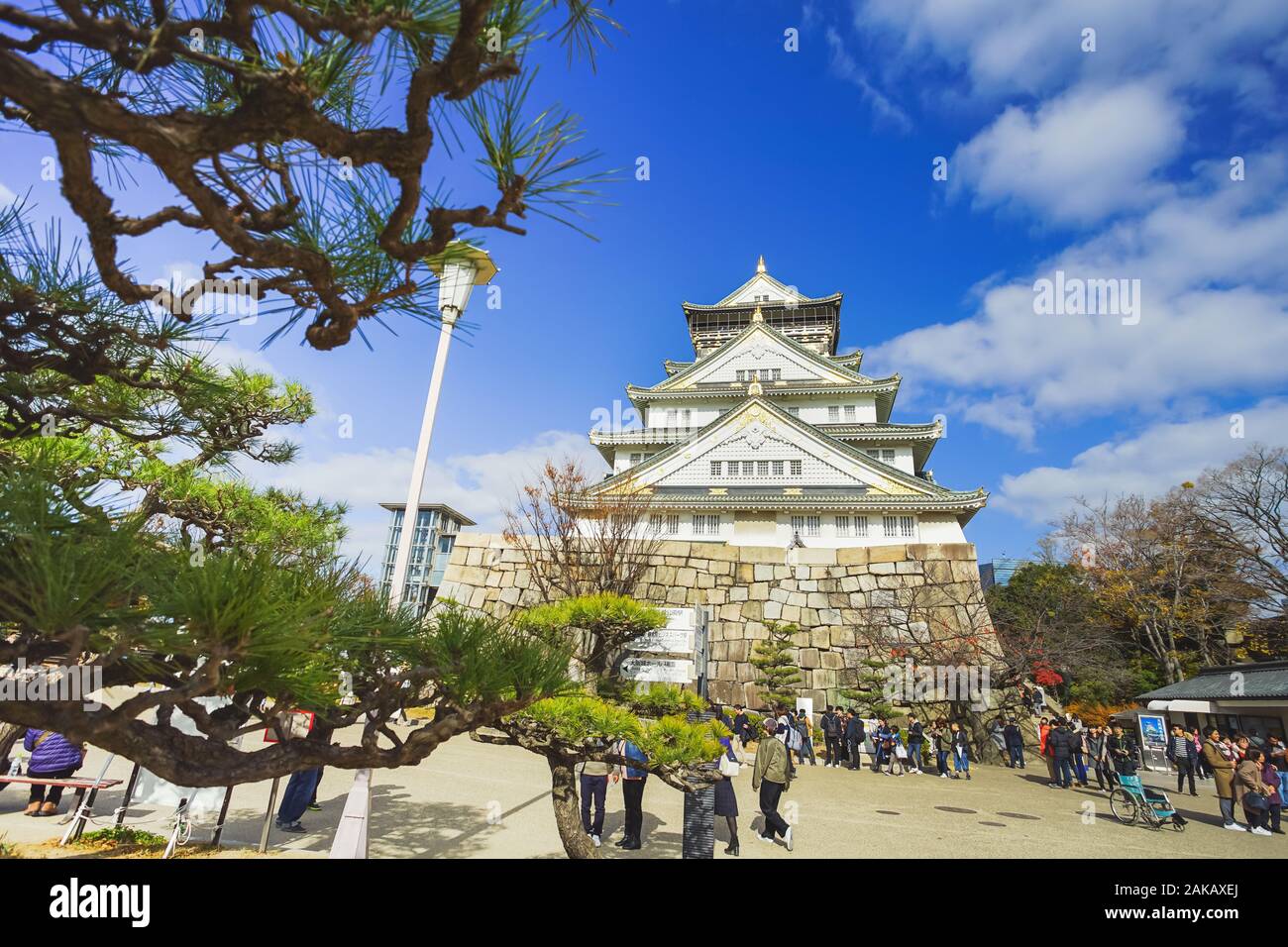 Osaka, Japan - 15. Dezember 2019: Schöne Szene im Park der Burg von Osaka in Osaka City, Japan. Stockfoto