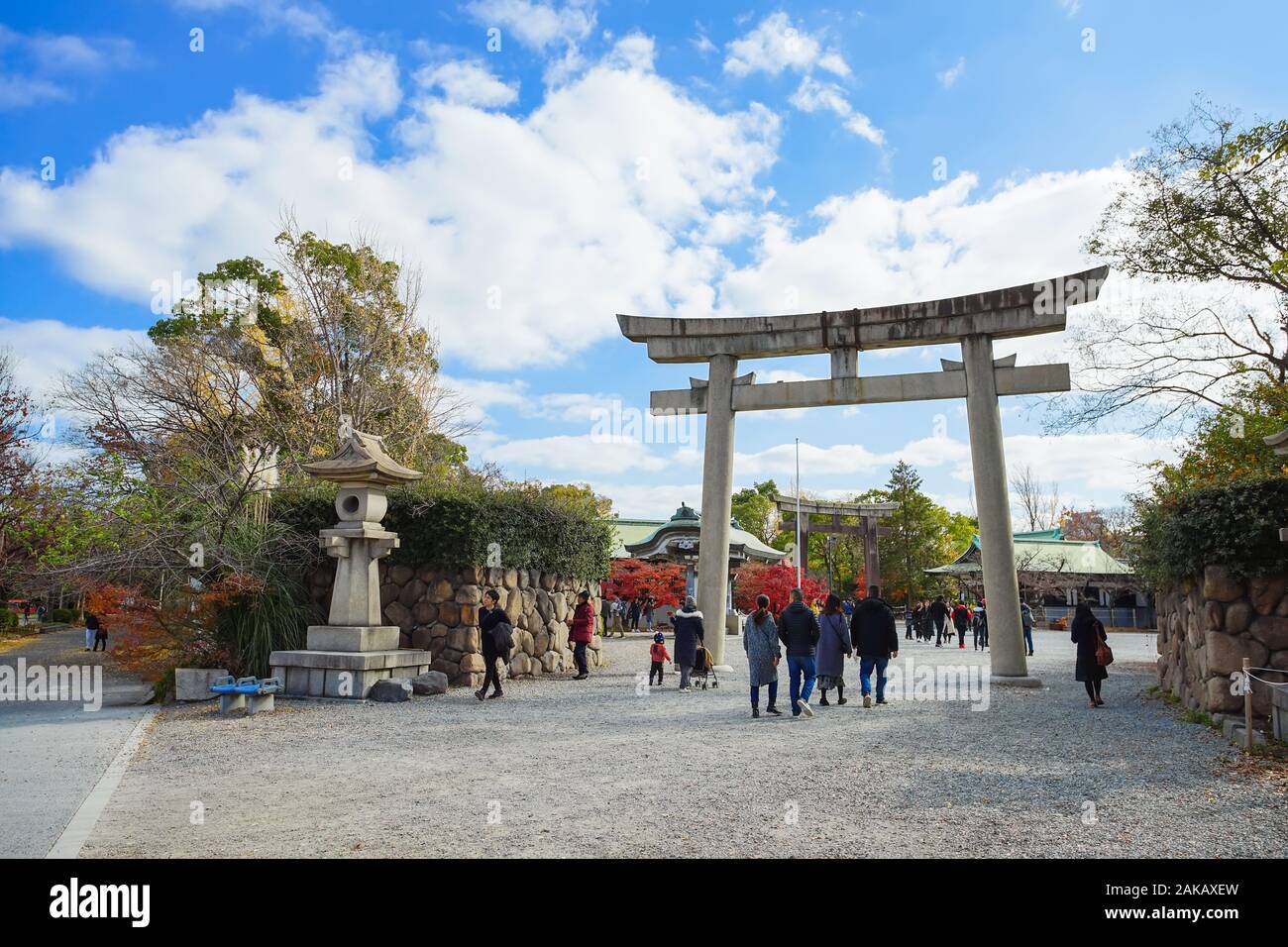 Osaka, Japan - 15. Dezember 2019: Schöne Szene im Park der Burg von Osaka in Osaka City, Japan. Stockfoto