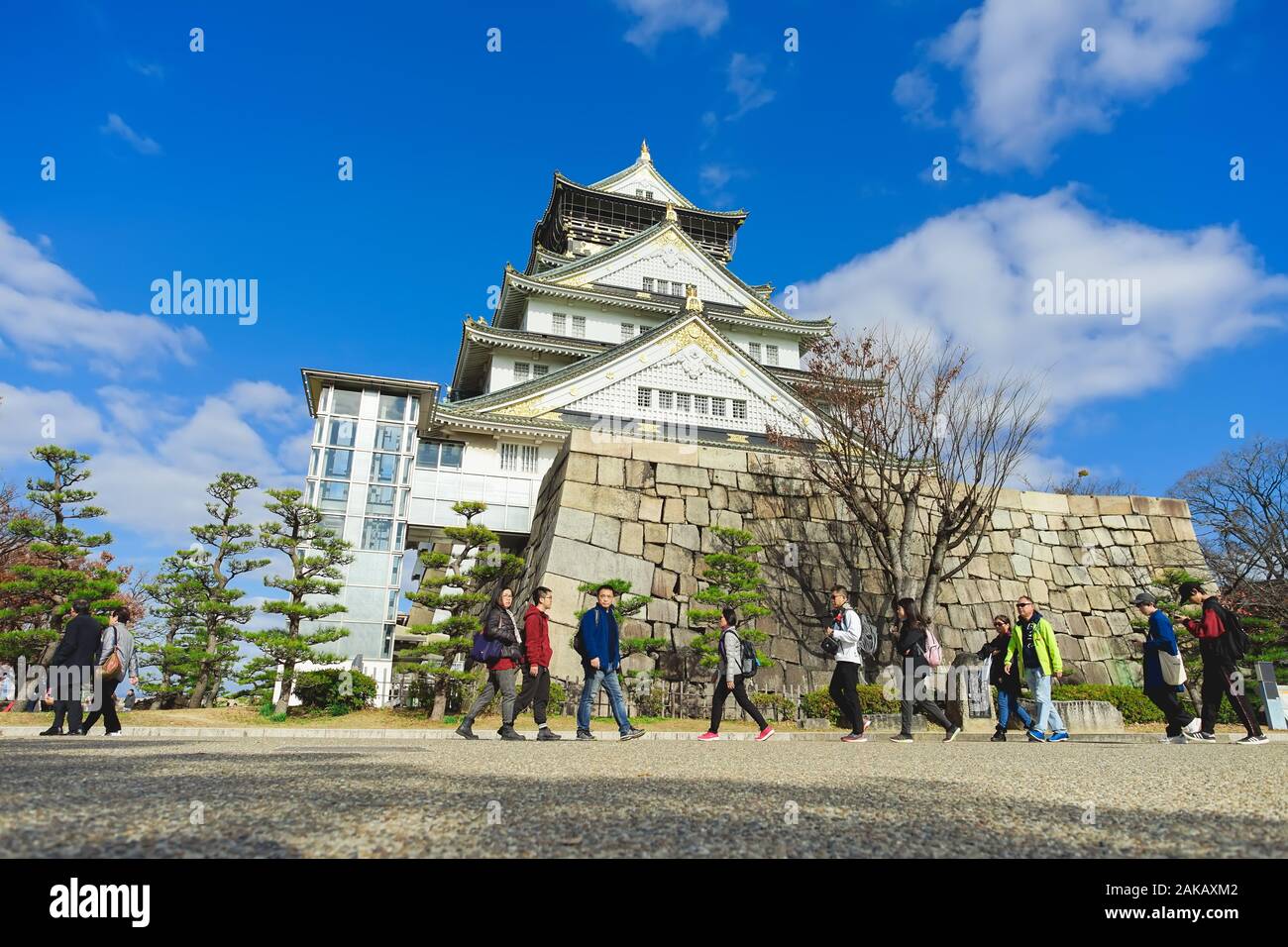 Osaka, Japan - 15. Dezember 2019: Schöne Szene im Park der Burg von Osaka in Osaka City, Japan. Stockfoto