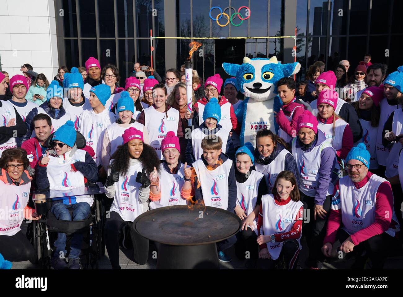 (200108) -- LAUSANNE, Januar 8, 2020 (Xinhua) - Fackelträger und freiwillige posieren für Fotos nach einem fackellauf Für die 3 Jugend Olympischen Winterspiele in Lausanne, Schweiz, Jan. 8, 2020. (Xinhua / Wang Jianwei) Stockfoto