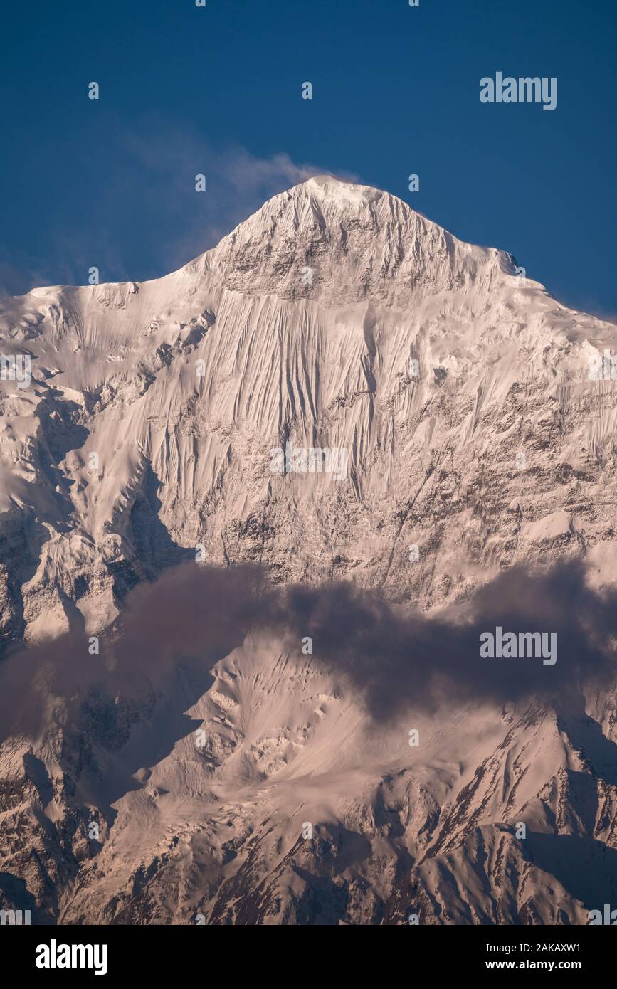 Nilgiri mount von Kagbeni Dorf gesehen, Mustang, Nepal. Stockfoto