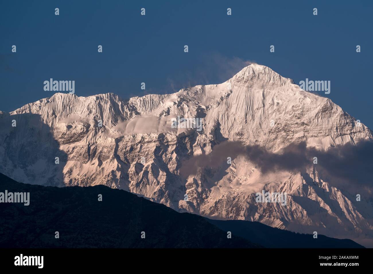 Nilgiri mount von Kagbeni Dorf gesehen, Mustang, Nepal. Stockfoto