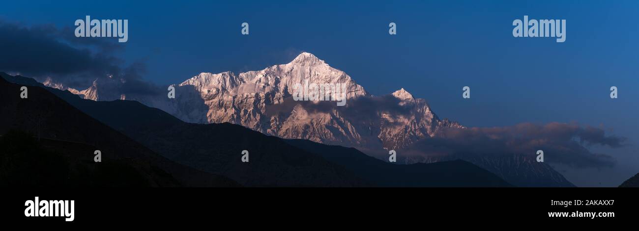 Nilgiri mount von Kagbeni Dorf gesehen, Mustang, Nepal. Stockfoto