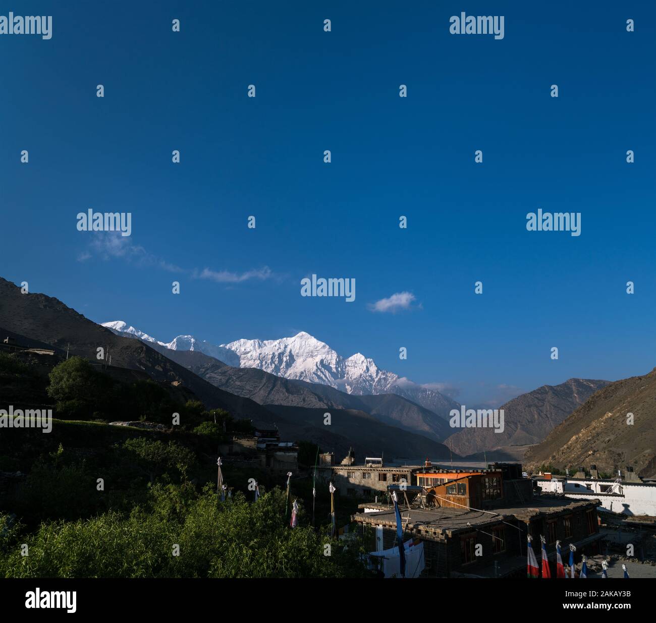 Am frühen Morgen Blick auf den Nilgiri vom Dorf Kagbeni, Mustang, Nepal. Stockfoto