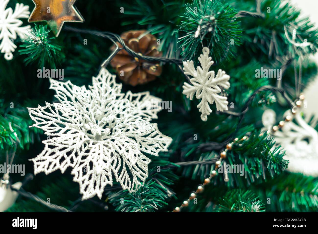 Weihnachtsschmuck, weiße Blume mit Garn, Christmas Ornament und weißen  Stern. Schöne Aussicht auf den Weihnachtsbaum mit verschwommenen  Hintergrund Stockfotografie - Alamy