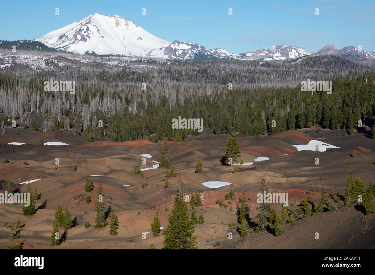 Blick auf hügeligem Gelände und Berg im Winter, Lassen Volcanic National Park, Kalifornien, USA Stockfoto