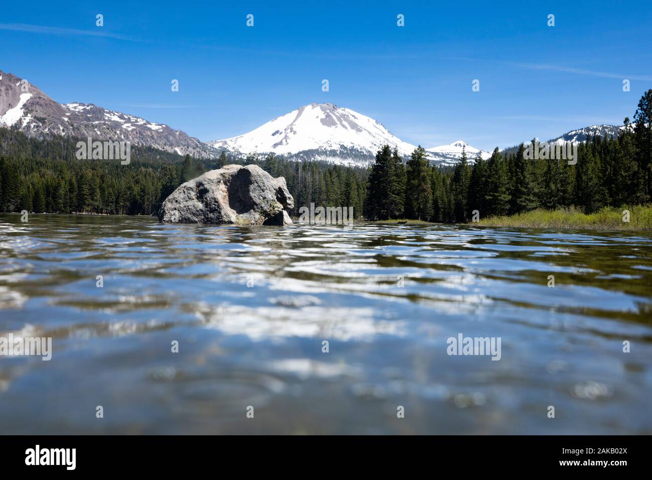 Blick auf den See und die Berge im Winter, Lassen Volcanic National Park, Kalifornien, USA Stockfoto