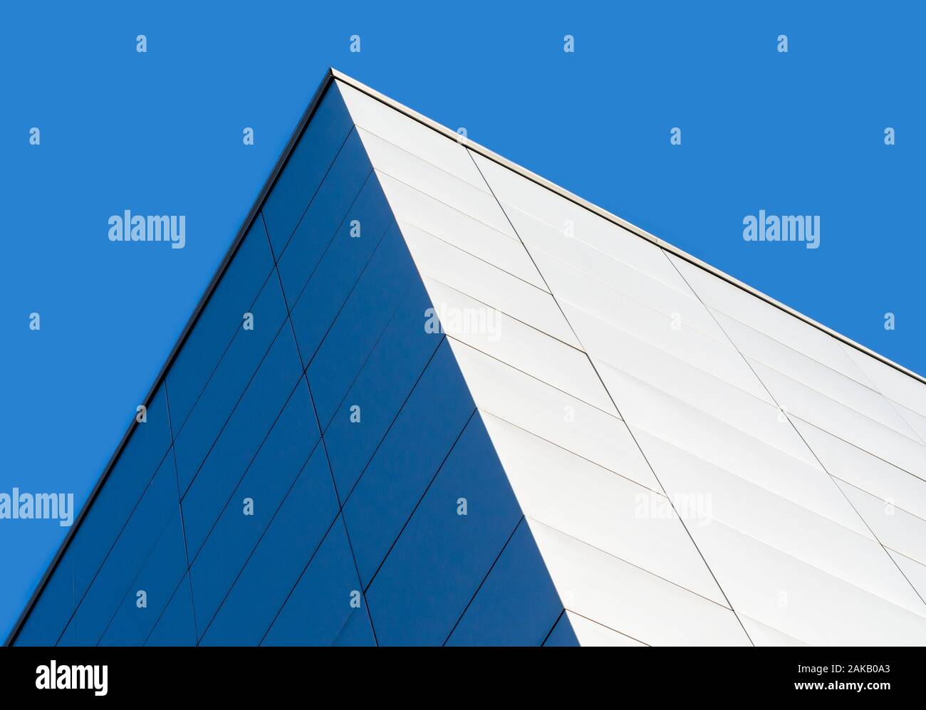 Fragment Ecke eines modernen Gebäude auf einem blauen Hintergrund Stockfoto