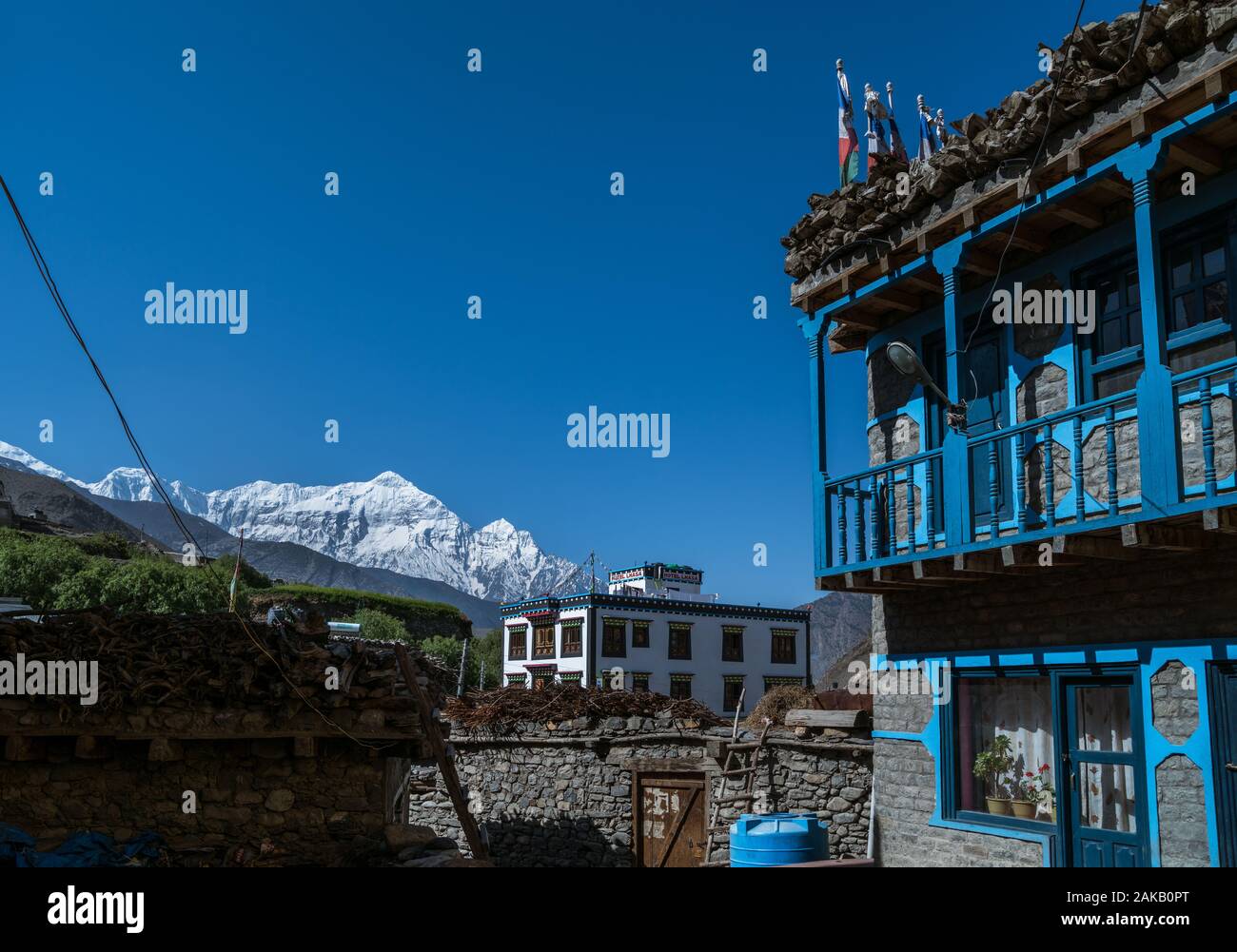Blick auf den Nilgiri vom Dorf Kagbeni, Mustang, Nepal. Stockfoto