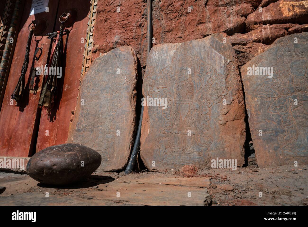 Mani Steine mit buddhistischen Bilder bei Kag haderte Thupten Samphel Ling Kloster im Dorf Kagbeni, Mustang, Nepal eingeschrieben. Stockfoto