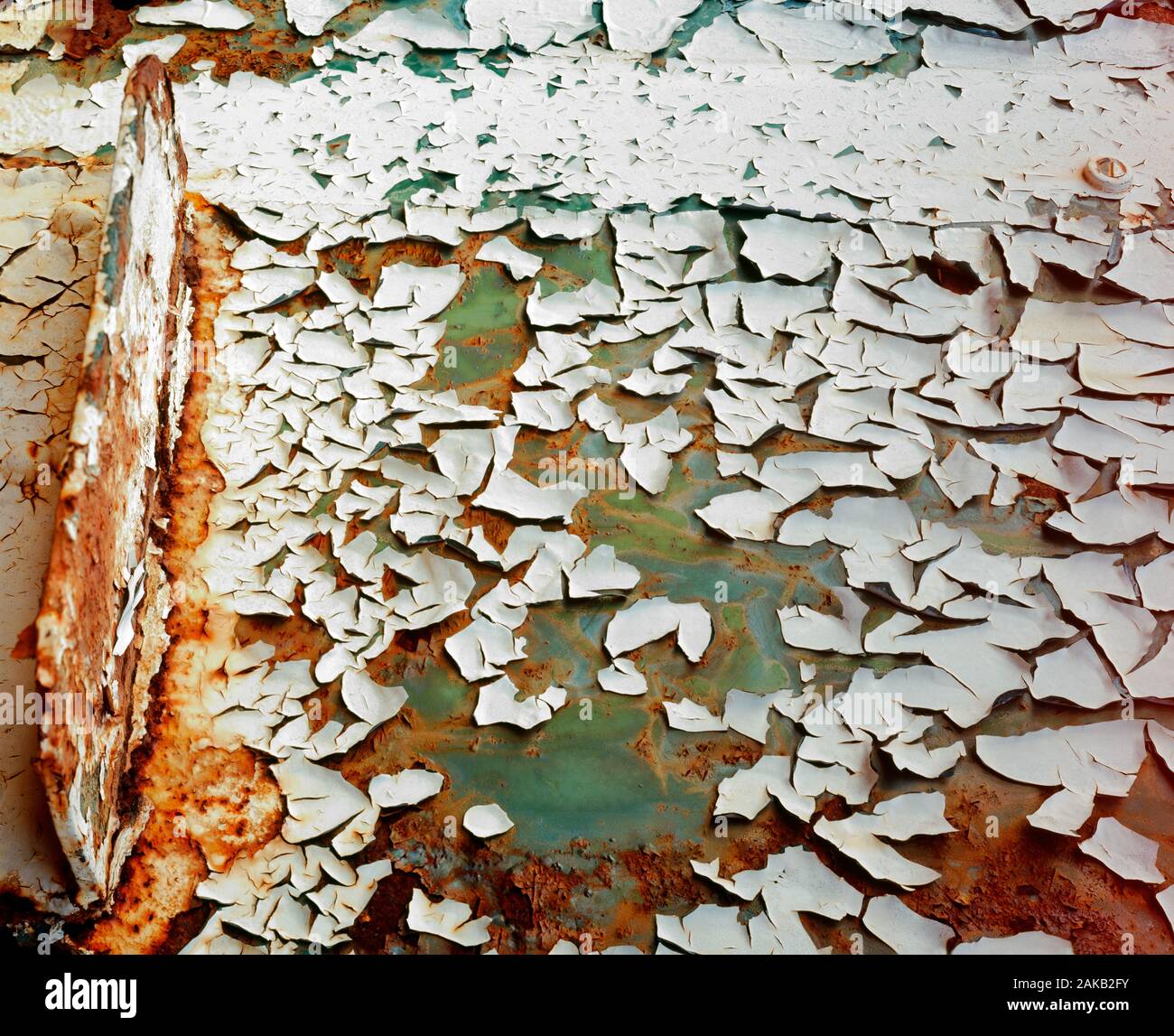 Close-up blättert Farbe von Metall oberfläche der abgebrochenen Seilbahn Stockfoto