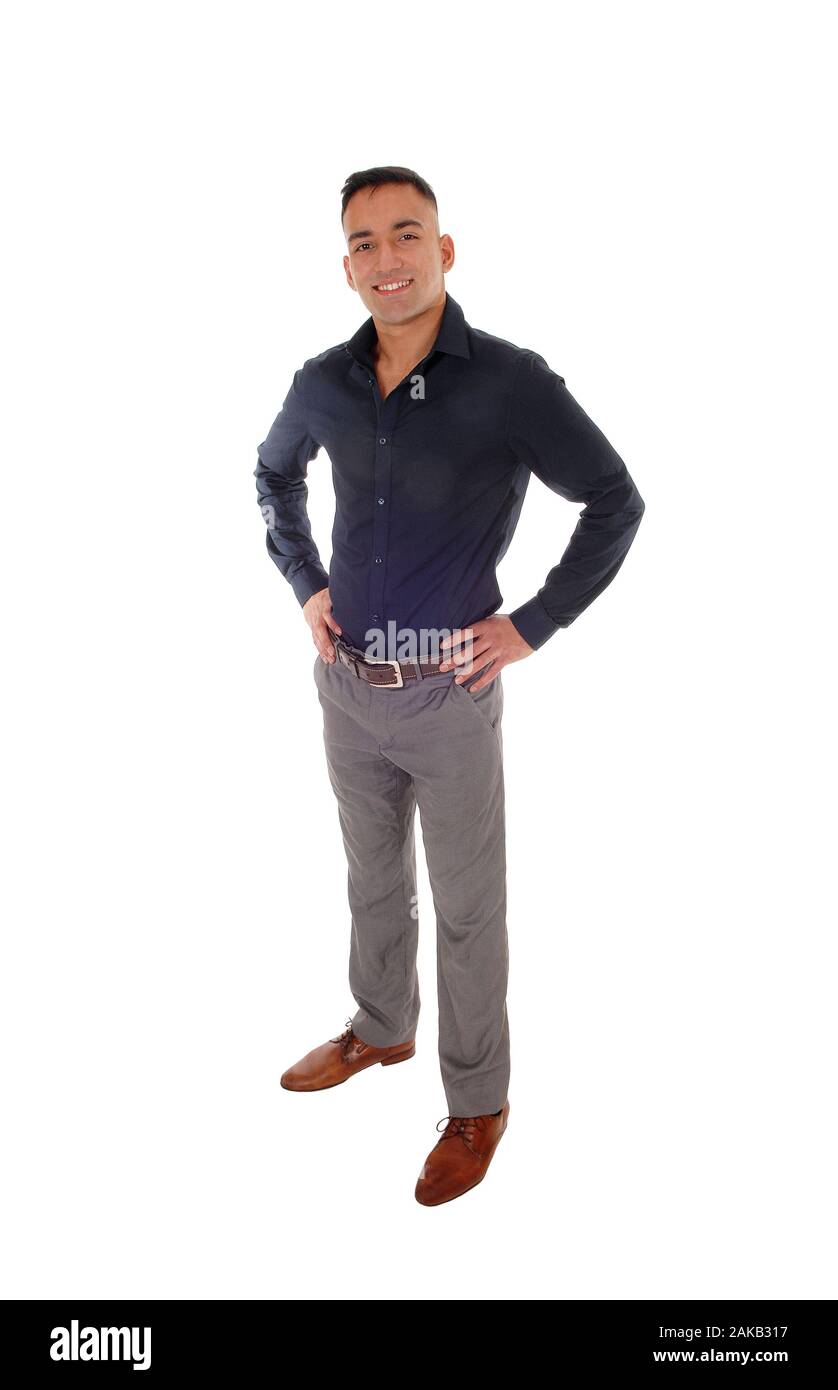 Ein hübscher junger ost-indischen Mann in einem schwarzen T-Shirt mit den Händen an den Hüften, lächelnd, auf weißem Hintergrund Stockfoto
