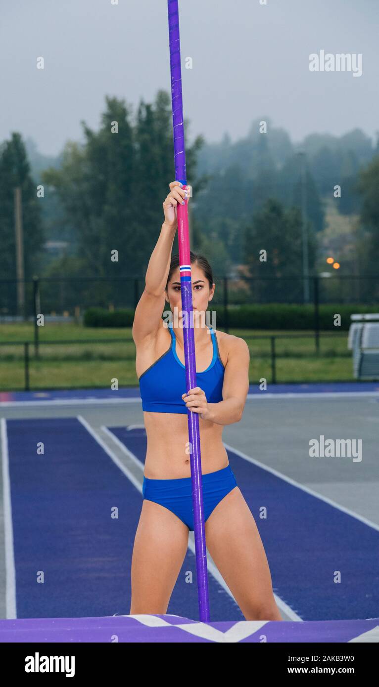 Blick auf die junge Frau pole Jumper Stockfoto