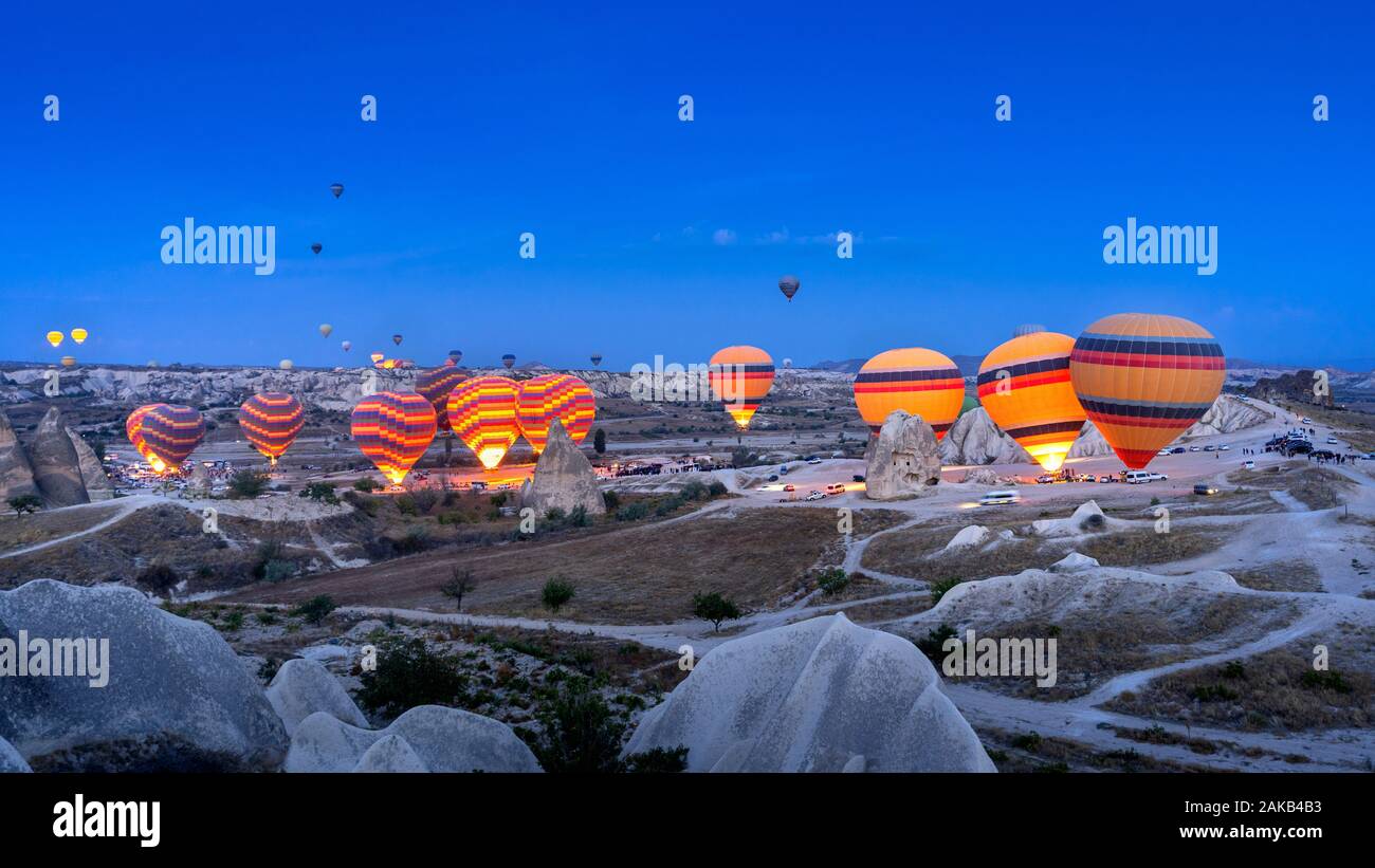 Lebendige bunte Heißluftballons in Kappadokien, Türkei. Stockfoto