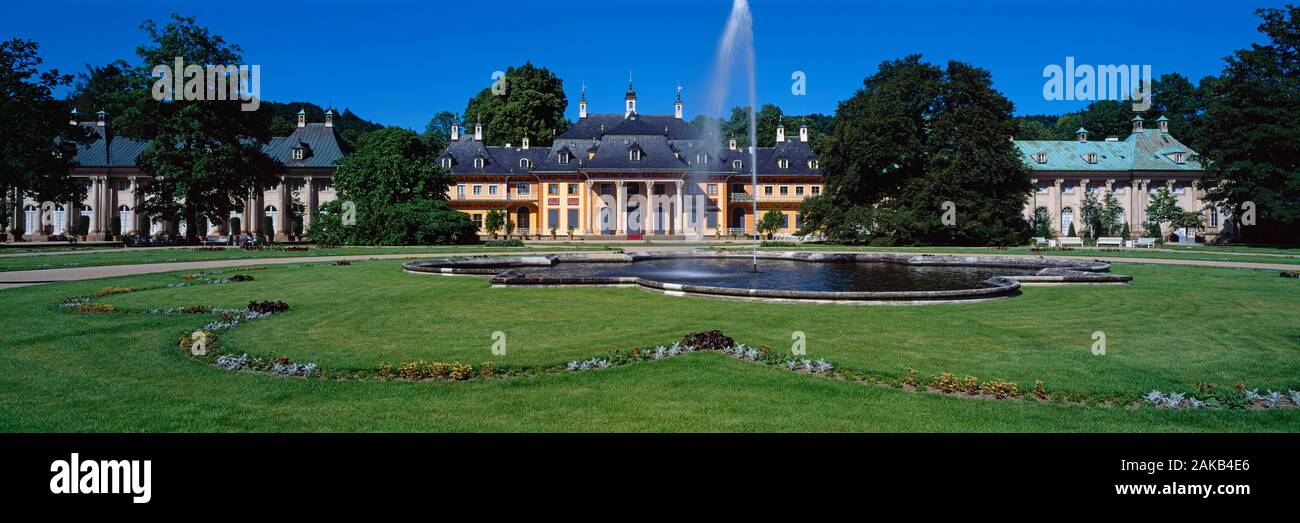 Schloss Pillnitz und formalen Garten mit Springbrunnen, Dresden, Sachsen, Deutschland Stockfoto