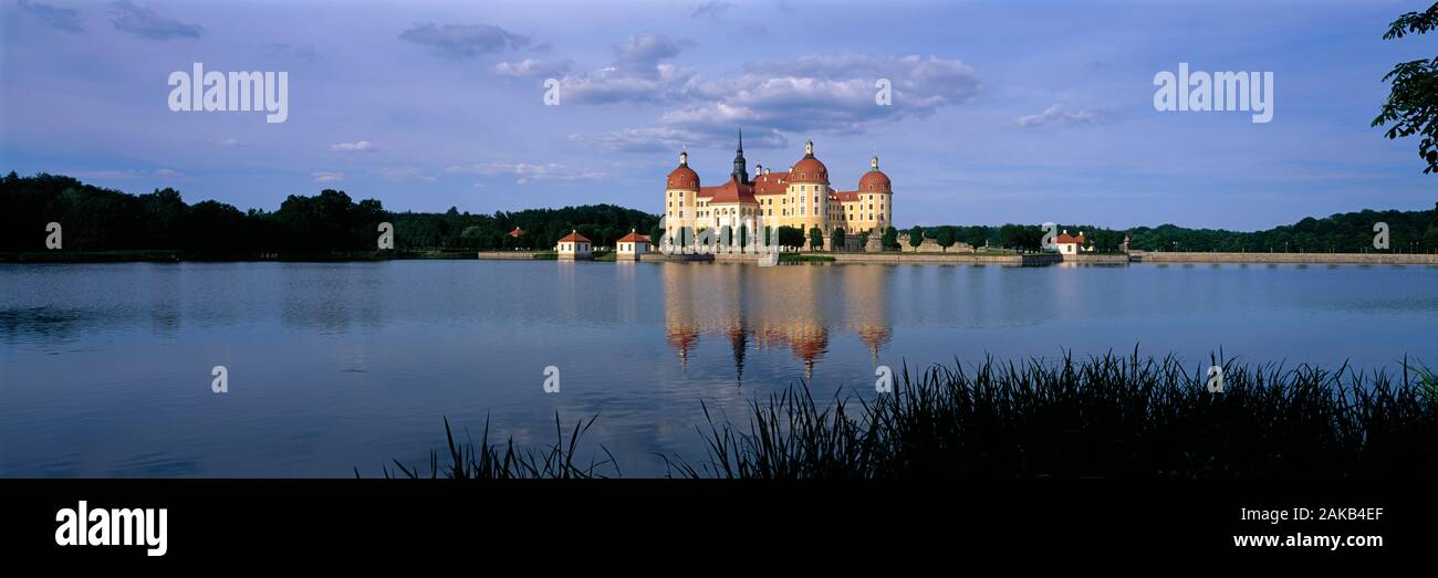 Schloss Moritzburg über See, Moritzburg, Sachsen, Deutschland Stockfoto