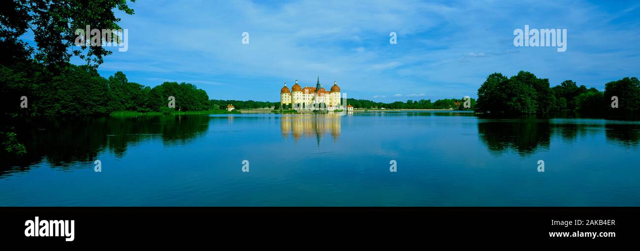 Schloss Moritzburg über See, Moritzburg, Sachsen, Deutschland Stockfoto