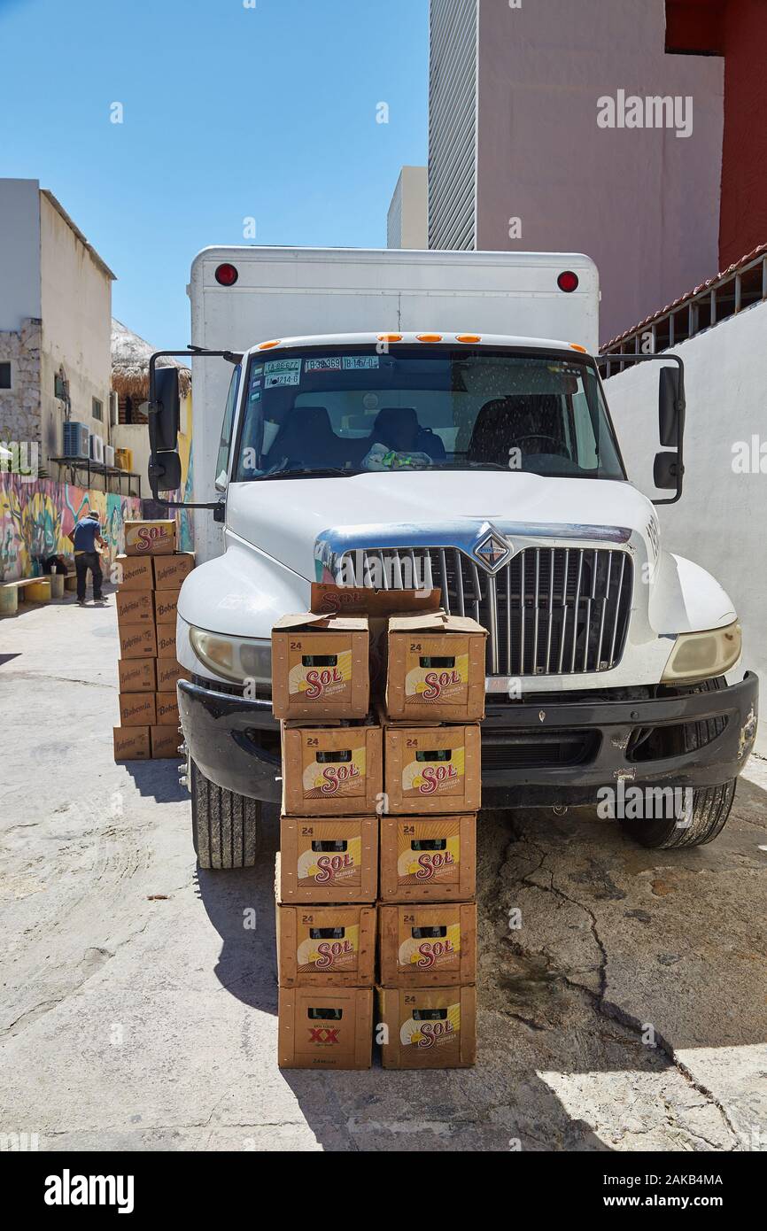 Die Boxen von Sol werden in Cancun, Mexiko aus einem Lieferwagen entladen. Stockfoto