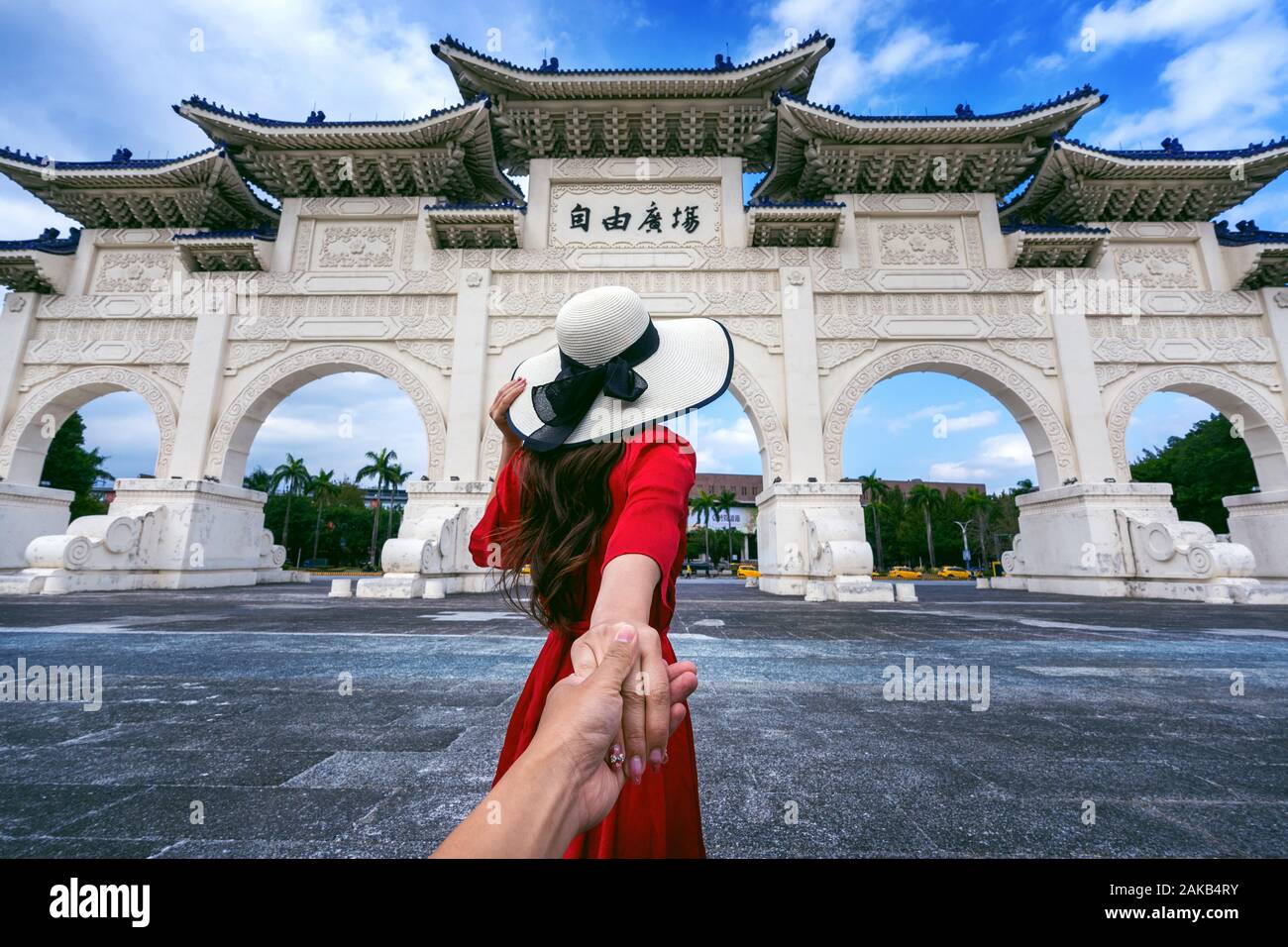 Frauen Touristen an der Hand Mensch und was ihn zu Chiang Kai Shek Memorial Hall in Taipeh, Taiwan. Stockfoto