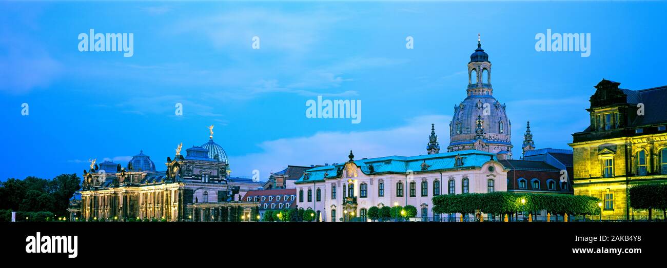 Gebäude auf Bruhls Terrasse mit Frauenkirche, Dresden, Sachsen, Deutschland Stockfoto