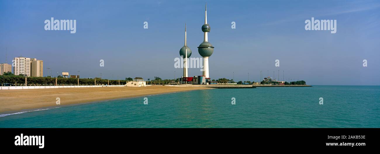 Stadtbild mit Kuwait Towers und Strand, Kuwait City, Kuwait Stockfoto