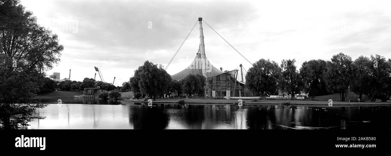 Schwarze und weiße Stadtbild mit Olympiapark München, München, Bayern, Deutschland Stockfoto