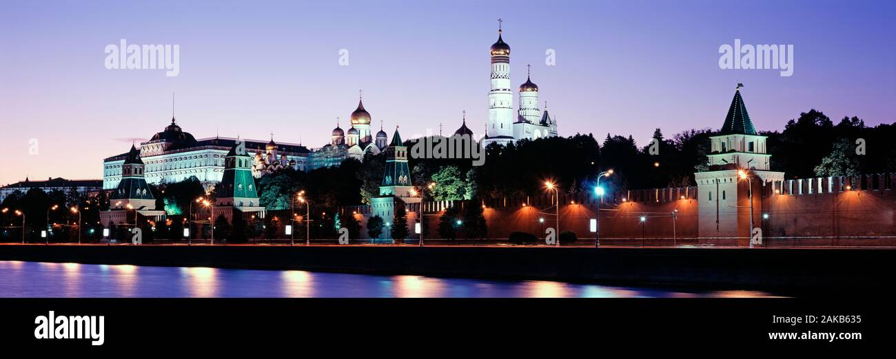 Kreml bei Sonnenuntergang und Fluss Moskau, Moskau, Russland Stockfoto