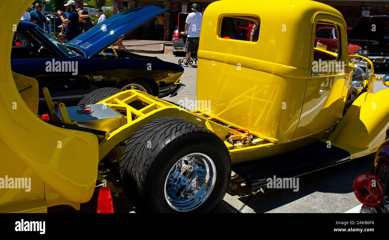 Gelb Vintage Pick-up-Truck in der Custom Car Show in Pinole, Kalifornien, USA Stockfoto