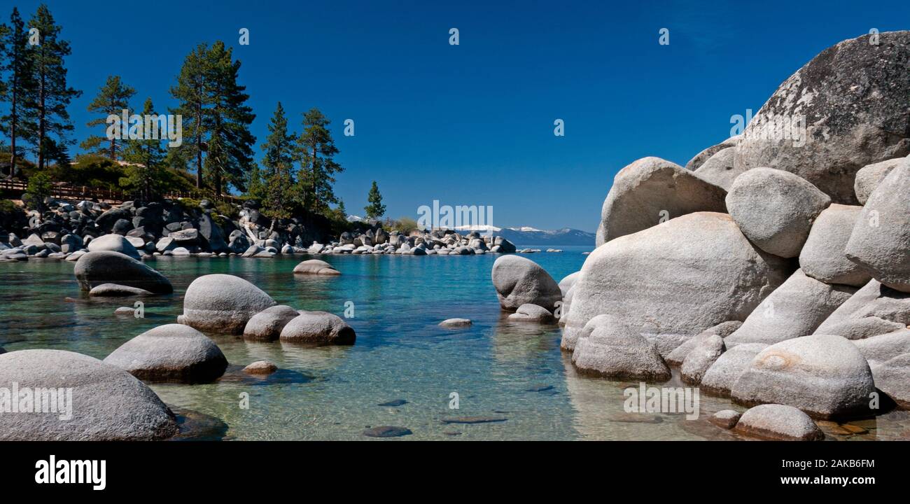 Landschaft mit Felsen und immergrünen Bäumen am Ufer des Lake Tahoe, Sand Harbor, Nevada, USA Stockfoto