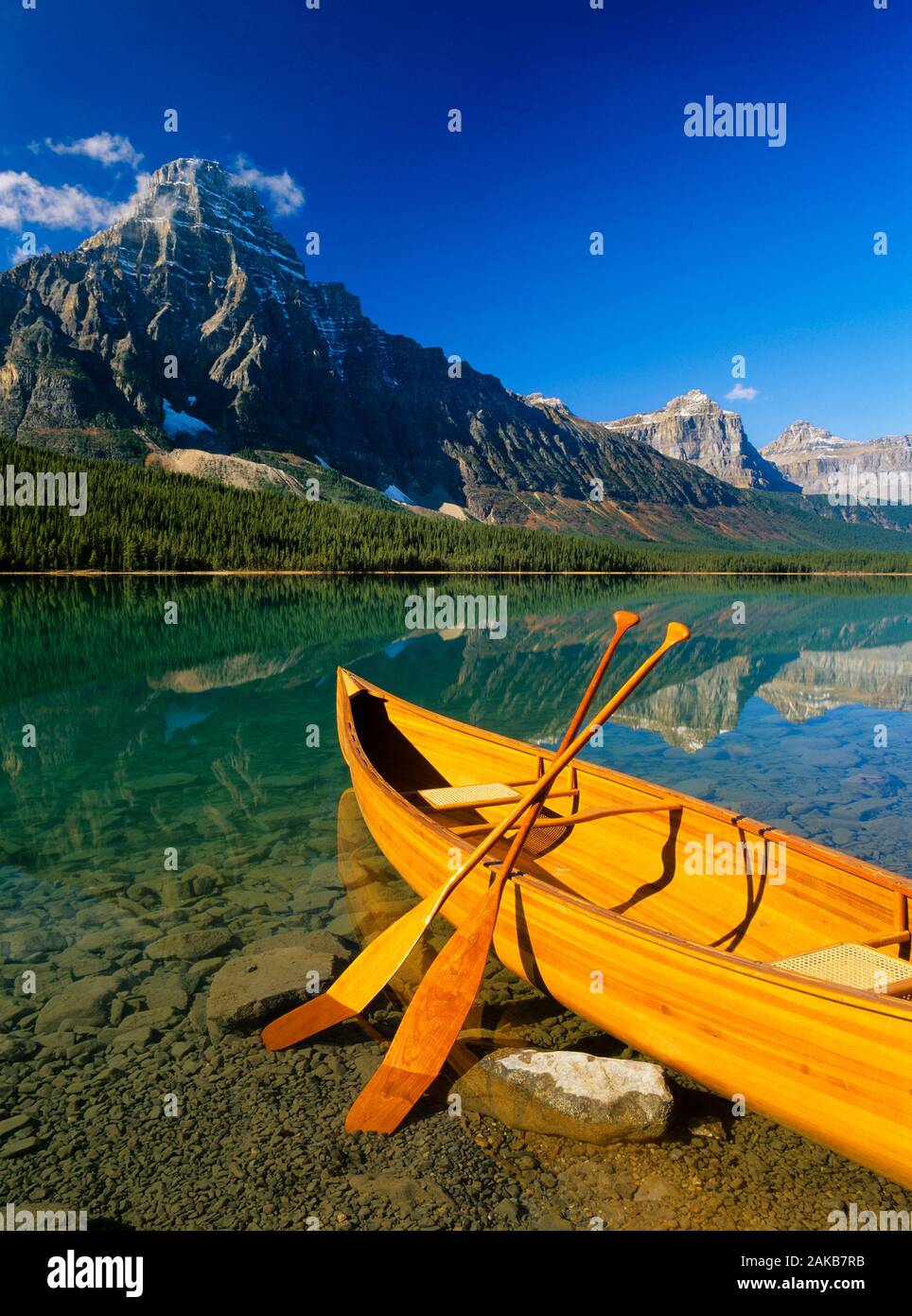 Kanu auf dem Ufer des Unteren Wasservögel See und Berg im Hintergrund Cephren, Alberta, Kanada Stockfoto